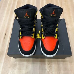 Air Jordan 1 Mid SE GS 'Amarillo Team
Orange' Youth Size 6.5Y = Women's Size 8